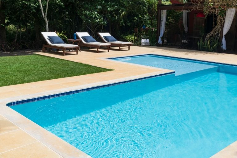 Piscina de condomínio com menos cloro: cuidados antes de pedir orçamento